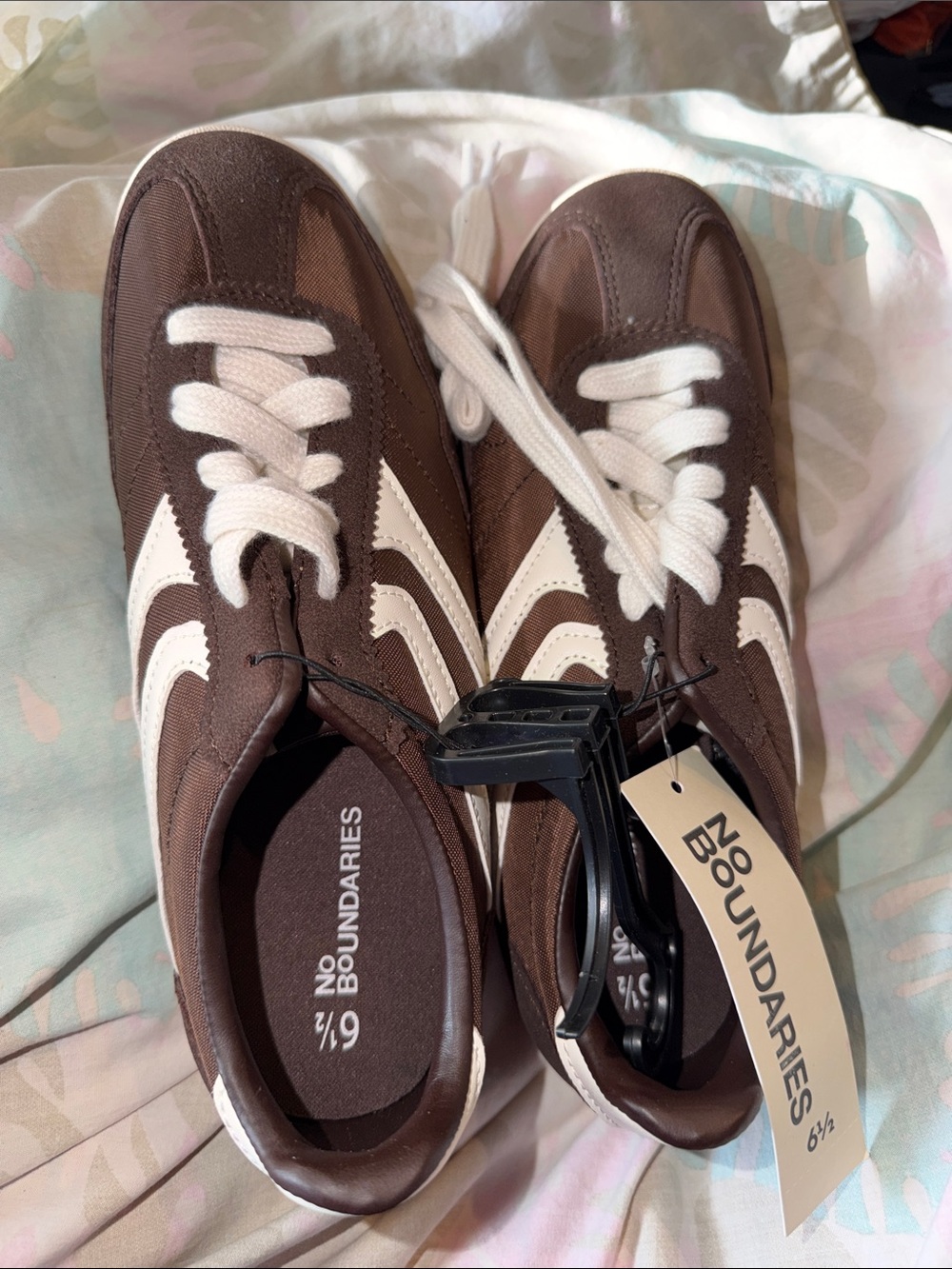 No Boundaries Women's Brown and White Retro-Style Sneakers